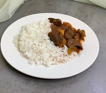 Печень говяжья, тушенная с овощами