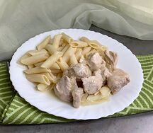 Грудка куриная, тушенная в сливочном соусе