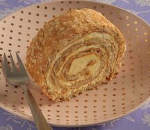 Рулет с заварным кремом и грецким орехом