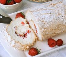 Меренговый рулет с клубникой