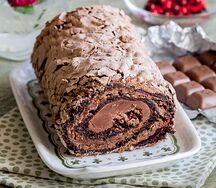 Шоколадный рулет с клюквой и орехами