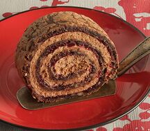 Шоколадный рулет с клюквой и орехами