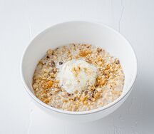 Овсяная каша с орехами, изюмом и шариком мороженого