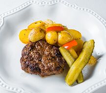 Бифштекс из мраморной говядины с картофелем