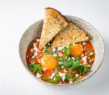 Шакшука с выдержанной брынзой и зерновым хлебом