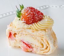 Меренговый рулет с клубникой