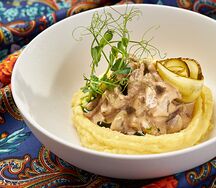 Бефстроганов с белыми грибами 