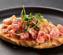 Брускетты с крабом и креветками