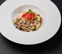 Паста с говядиной, зелёным горошком и трюфельным маслом