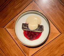 Брауни с кремом маскарпоне и сезонными ягодами