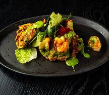 Кабачковые с креветками васаби, гуакомоле и листьями салата