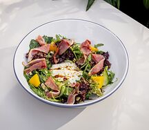 Листья салата с копченой утиной грудкой, персиком и горгонзоллой