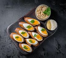 Форшмак из сельди с ржаными тостами
