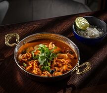 Морепродукты в соусе карри с рисом