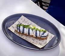 Сморреброд на бородинском хлебе с балтийской килькой