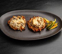 Картофельная вафля с курицей и грибами в сливочно-трюфельном соусе