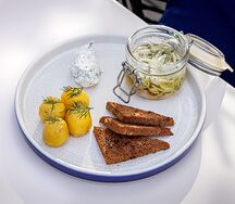 Маринованная в банке сельдь с отварным картофелем и сливочным кремом