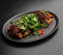 Картофельные вафли с запечённой уткой, овощами и соусом хойсин