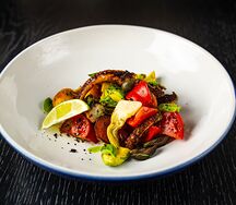 Салат с осьминогом, артишоками и бальзамическим соусом