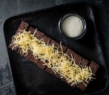 Чесночные гренки с соусом Блю чиз