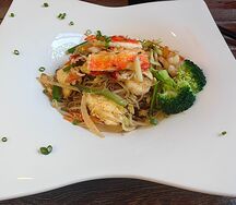 Вок стеклянная лапша с крабом и овощами