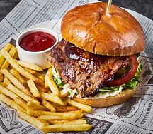 Бургер со свиными ребрами и соусом BBQ