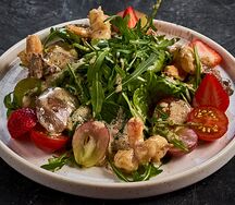 Салат с куриной печенью и креветками