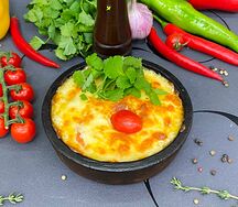 Сулугуни, жаренный с помидорами