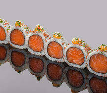 Ролл из лосося, соуса Спайси, лука сибулет и кунжутом Уме