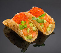 Тако с лососем, авокадо, икрой форели в горчично-медовом соусе (2 шт)