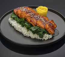 Лосось терияки со шпинаторм и рисом