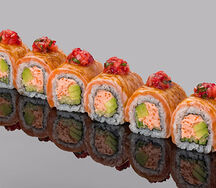 Ролл с татаки лососем с сальсой Клубника-базилик