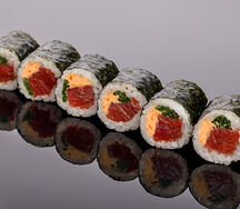 Ролл из тунца Блюфин с луком Сибулет и соусом Спайси