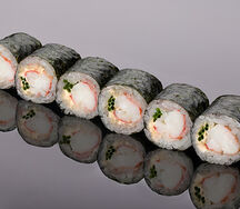 Ролл из камчатского краба с луком Сибулет и соусом Спайси