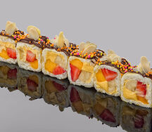 Сладкий ролл с рисовым пудингом, бананом и манго