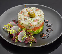 Тар-Тар из сибаса, авокадо и сальсой из помидоров