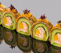 Ролл сашими из копченого угря с авокадо и сыром Филадельфия