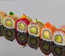 Ролл с пятью видами рыбы, манго и соусом Спайси