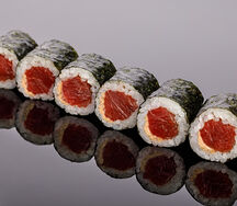 Ролл с тунцом Еллоуфин в остром соусе