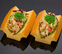 Японский яичный бисквит с камчатским крабом в остром соусе (2 шт)