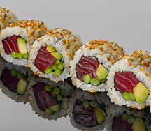 Ролл из тунца Еллоуфин со спаржой и авокадо