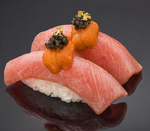 Суши Торо с икрой морского ежа и чёрной икрой