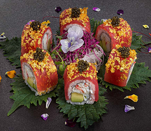 Ролл из тунца Блюфин, камчатского краба, с черной икрой в золоте