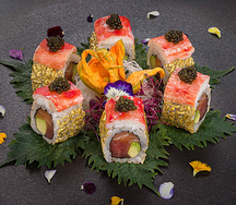 Ролл из камчатского краба, тунца Блюфин, лосося, черной икры, авокадо с пряно-кремовым соусом