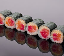 Ролл со слабосоленым лососем Гравлакс в остром соусе