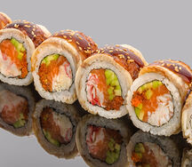 Ролл из камчатского краба, копченого угря и лосося Блюфин