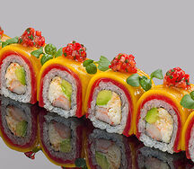 Ролл с тунцом Еллоуфин, камчатским крабом, тигровыми креветками, авокадо и манго