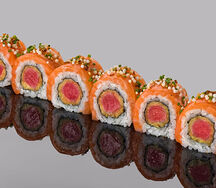 Ролл с лососем, тунцом Еллоуфин, соусом Васаби и луком сибулет