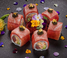 Ролл из тунца Еллоуфин, лакедры, краба и о-торо с острым соусом