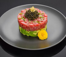 Тар-Тар из тунца Блюфин с черной икрой